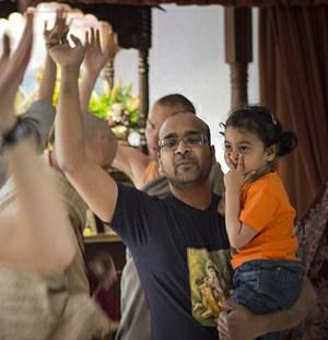 Hindut juhlivat Rama-jumalan ja hänen kauniin vaimonsa Sitan onnellista paluuta Lankan saarelta, suuresta taistelusta demoni Ravanaa vastaan.