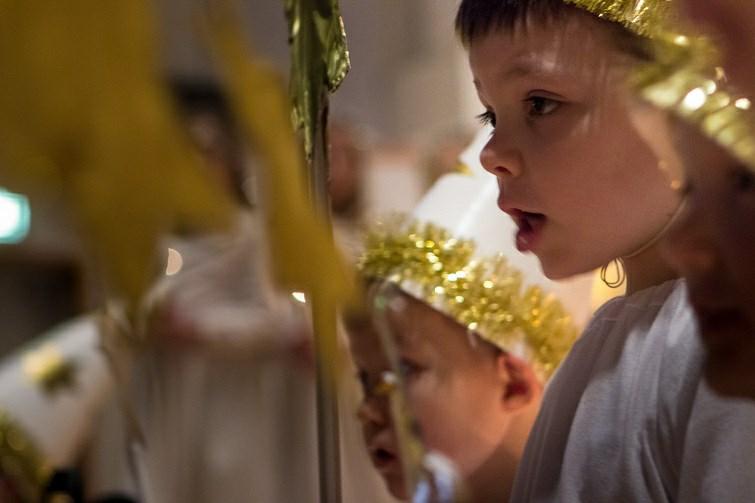 Lucian päivä 13.12.2018 Valkopukuinen tyttö, joka kantaa kynttiläkruunua hiuksillaan ilahduttaa vuoden pimeimpään aikaan vanhuksia, sairaita ja lapsia.