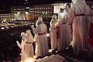 Italiassa Lucia-neito ajaa aasin vetämissä vaunuissa ja jakaa lapsille lahjoja. Joulukuu 2018 1 2 Ensimmäinen adventtisunnuntai (kat., ev.lut.