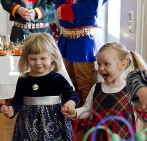Helsingin citysaamelaiset juhlivat vuoden 2015 kansallispäivää Tavastiaklubilla Sápmi Klubba -tapahtumassa, jossa esitettiin rokkia, räppiä, joikua ja stand-upia.