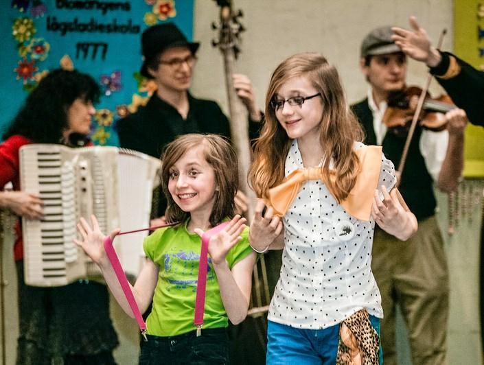 Purim 21.3.2019 Purim-juhla on juutalaisille naamiaisten aikaa. Sekä lapset että aikuiset pukeutuvat naamiaiasuihin.