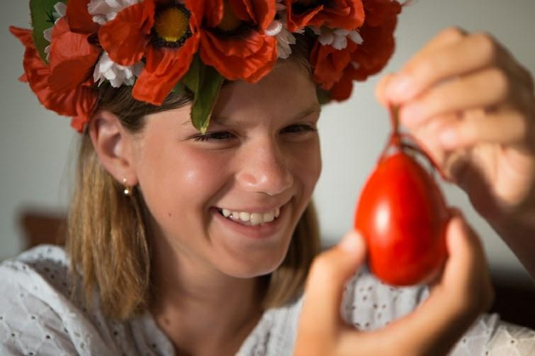 Pääsiäispäivä 21.4.2019 Palmusunnuntaina, viikkoa ennen pääsiäistä, lapset koristelevat pajunoksia ja virpovat niillä vanhempiaan ja muita aikuisia.