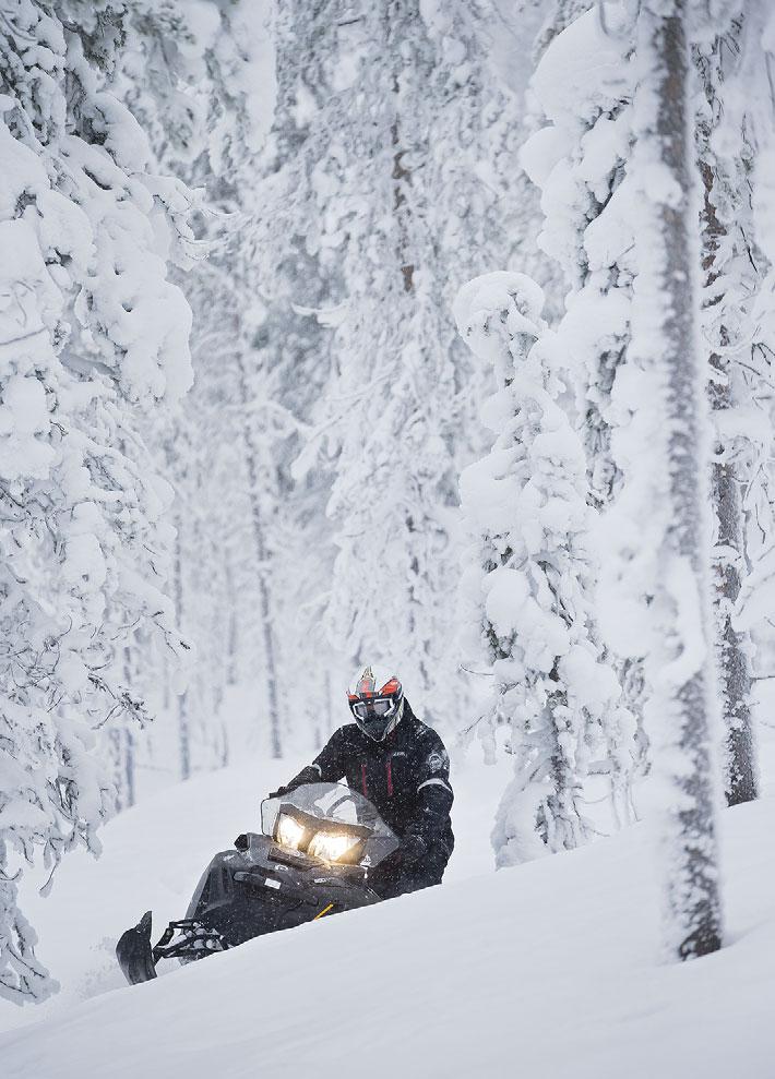 Voimasta ei ole iloa, jos ajo-ominaisuudet eivät ole huippuluokkaa. Siksi Xtrim Commander 800R E-TEC on varustettu huollettavilla kaasuiskunvaimentimilla.