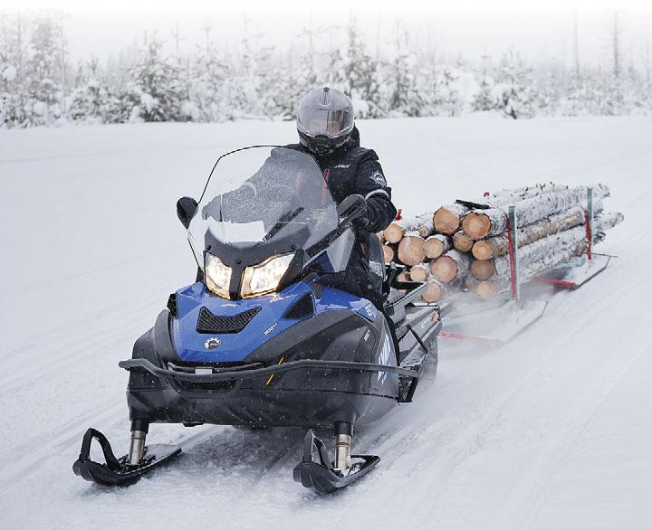 Sen 600 millimetriä leveä ja lähes neljä metriä pitkä telamatto kantaa pehmeässä lumessa. Sen pintapaine on pieni, ja siksi kelkka on erittäin helppo ajettava kaikissa lumiolosuhteissa.