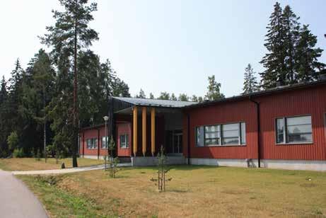 12 2 LUOKAN KOHDE 91 Paijalan alakoulun uudisrakennus ennen lisäosaa etelästä nähtynä. 91 Paijalan alakoulun uudisrakennus ja tunnusomainen sisäänkäyntikatos.