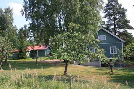 Tien pohjoispäässä on pieni kiviarkkusilta (92l) ja maisemallisesti kaunis1950-luvun rapattu muuntamotorni (92m; luokka2).