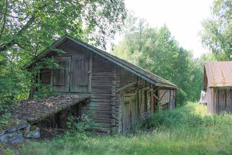 Päärakennus on alun perin ollut eteiskamarilla varustettu ns. Mora-tupa, jota on myöhemmin pidennetty eteläpään salilla paritupapohjaksi.