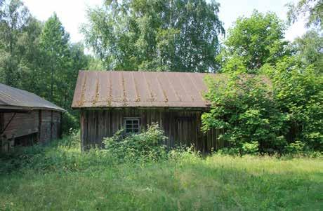 Esimerkiksi vuorilaudoituksesta löytää käsin taottuja nauloja. 25 Rakennuksessa on uusrenessanssiin viittaava viisikulmainen kuisti 1800-luvun lopulta.