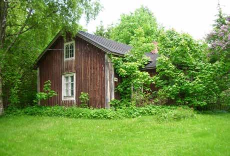 Pihapiiriin kuului pari muuta talousrakennusta, joista lähempänä asuinrakennusta oleva sauna (93c; luokka 2) on vielä olemassa ja kunnostettavissa; siitä länteen