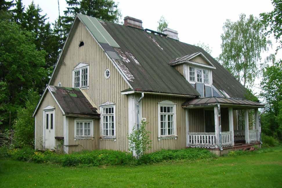 Pihapiirissä oli asuinrakennuksen kanssa samanikäinen sauna (92t).