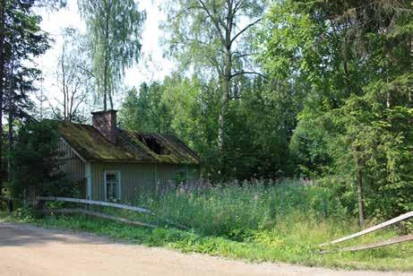 Pihapiirissä on säilynyt vuonna 1918 valmistunut aittarakennus (92u; luokka) ja