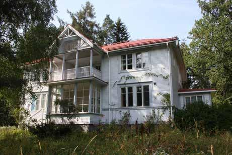 Rakennuksen kivijalan tarkastelu ja valokuvat verhoilemattomasta rakennuksesta vuosilta 1908 ja 1912/13 eivät kuitenkaan tue tätä käsitystä: huvila on rakennettu