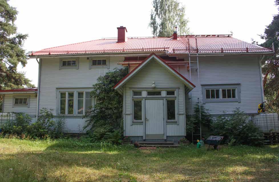 Yläkerran ikkunat ja julkisivuverhoilu jäsentelyineen sekä alakuistin lasitus ovat alkuperäisiä, alakerrassa ikkunat on uusittu vanhan mallin mukaan mutta
