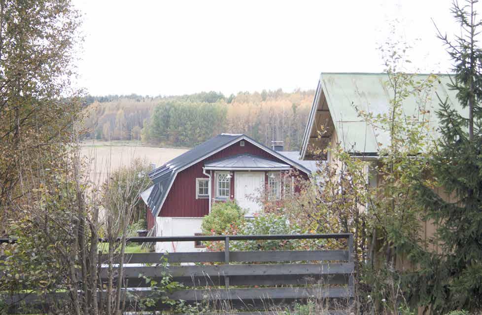 piharakennuksineen yhdessä tielinjauksen ja mäenharjan kanssa muodostaa tärkeän tiemaisemallisen solmukohdan.