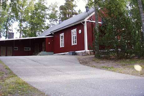 Suorakaiteen muotoisen koulun pohjakaava jakautuu kolmeen osaan.