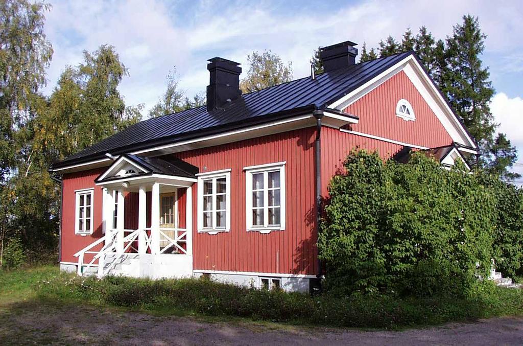 Koulu on Paijalan ja Ruskelan kauniin viljelysmaiseman pohjoislaidalla, Ruskelantieltä etelään.