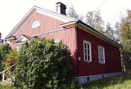 Sen länsipäädyssä on poikittain luokkahuone, keskellä ja itäpäässä oppilaiden eteinen ja opettajan asunto. Itäpäädyssä on erillinen sisäänkäynti asuntoon.