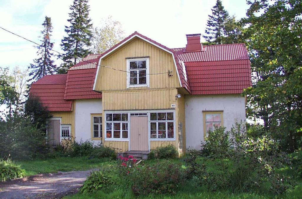 55 Satulakattoinen, hirsirakenteinen talo on saanut nykyisen ulkoasunsa vuosien 1950-51 muutostöissä. Tuolloin mm. ikkunat, kuisti ja vuoraus menettivät perinteisen ilmeensä.