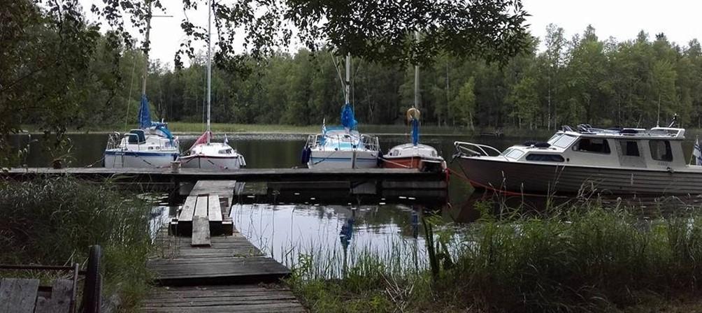 Vierailu partiolaisten Salmelaan En otsikoinut tämän vuoden matkavenetapahtumaa Eskaaderi partiolaisten Salmelaan, koska eskaaderin tunnusmerkit jäivät täyttymättä. Saavuimme lauantaina 11.8.