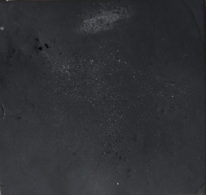 Muste (pinnassa) Muste tekee silkkimassan pinnasta lähes hopean. Se heijastaa valoa erittäin hyvin, mutta ei ole kiiltävä. Pinta muistuttaa lyijykynän jälkeä paperilla.