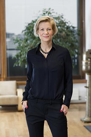 Tietoa Tokmannin osakkeenomistajien nimitysvaliokunnan Thérèse Cedercreutz syntynyt / born 1969 hallituksen jäsen vuodesta 2016 Riippumaton yhtiöstä ja merkittävästä osakkeenomistajasta Member of the