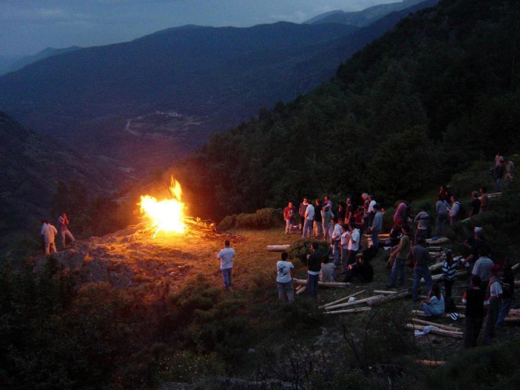 Kesäpäivänseisauksen tulijuhlat Pyreneillä Kuva: Miqul Gimenez/ Unesco Pyreneiden vuoristossa Espanjassa, Ranskassa ja Andorrassa vietetään vuosittain samana päivänä tulijuhlaa.