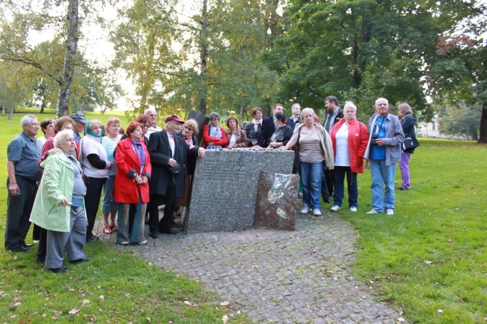 Äidin oli pakko lähteä maaseudulle hamstraamaan. Hän osti perheen sokerikupongeilla ja rahalla perheelle lihaa ja voita. Se oli tietenkin laitonta, mutta ainaisen nälän vuoksi pakko tehdä.