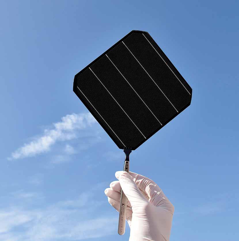 Musta on uusi musta. Maailman ensimmäiset pikimustat aurinkokennot nappaavat hyvin myös talvivalon.