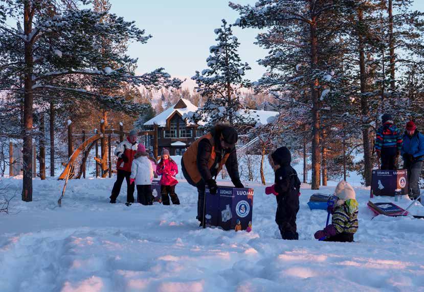 aamiaiset, lounaat sekä päivälliset. Kahvila muuntuu eri kausien mukaan patikka- tai latukahvilaksi, jossa on tarjolla monipuolista pikkupurtavaa vitriinistä ja kysyttyjä annosruokia keittiöstä.