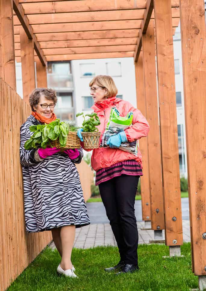 Parvekkeet ja pihat ovat varsinkin kesällä mukava jatke asuntoon. Upota kädet multaan tai keskity raittiista ulkoilmasta nauttimiseen.