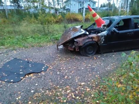 Auto paloi Hanhijärventiellä lähellä Ojalankadun risteystä. Palopaikan erottaa palaneesta asfaltista ja kärventyneistä koivun oksista. Myös palopaikalla on lasinsiruja.