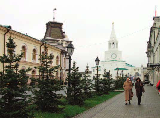 Kuva oikealla: Luterilainen kirkko sijaitsee keskeisellä paikalla kaupungissa.