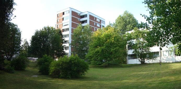 : Puijonlaakson asuinympäristöä. Kuva: Pekka Pakkala. Arkkitehti Olli Kivisen 1959 kaavoittaman Pihlajamäen lähiön eteläosa oli ensimmäinen alueellinen elementtirakennuskohde.
