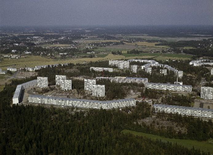 Kuva: SKY-Foto Möller, Helsingin kaupunginmuseo. Metsäkaupunkien rakentaminen keskustojen ulkopuolelle hajotti kaupunkien yhdyskuntarakennetta.