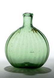6 Kaksi pulloa 6a) ruskea viinapullo 1800-luvun lopusta, Johannislund; pohjassa J, D 115 mm, H