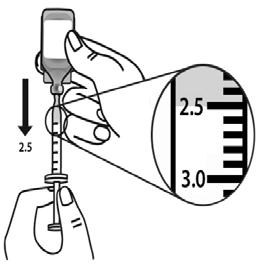 4. Pitele steriiliä vettä (liuotinta) sisältävää injektiopulloa toisella kädellä ja ruiskua toisella. Käännä injektiopullo varovasti ylösalaisin.