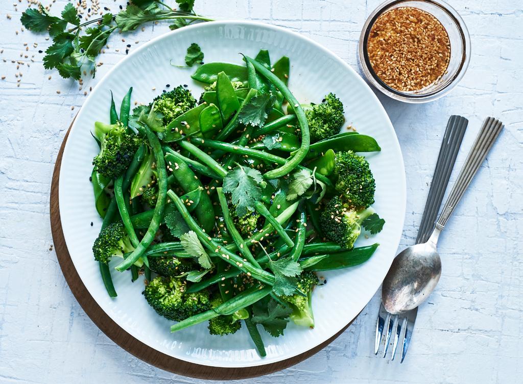 AASIALAINEN PAPUSALAATTI Ihana ja haalea salaatti, joka sopii mainiosti aasialaisille ruoille 300 g parsakaalia 300 g papuja, tuoreita sokeriherneitä, taitepapua tai haricots verts -papuja 30 g