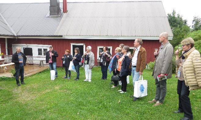 Kalkkisissa ensimmäinen vierailukohde oli Viinitila Pihamaa. Pihamaan Viini- ja Puutarhatilalla on tilaperinteitä jo vuosisatojen takaa.