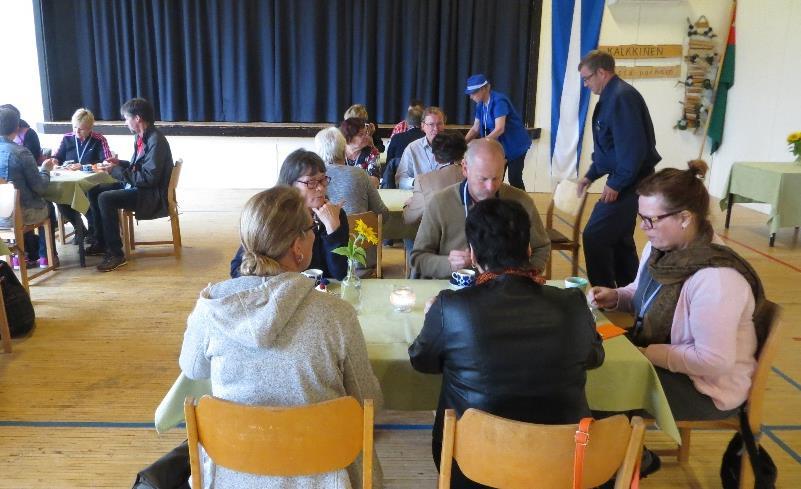 Viinitilan ajatuksena on myydä elämyksiä, tuotteissa on aina mukana tarina. Yritys ei kilpaile hinnoilla, vaan laadulla. Toisena vierailukohteena oli Kalkkisten Nuorisoseuran-talo.