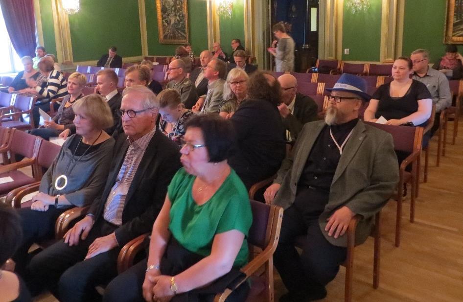 Kylätoiminnan Tiennäyttäjäksi valitaan henkilö, joka on ollut pitkäaikaisesti kehittämässä valtakunnallista ja alueellista toimintaa. Tänä vuonna yksi palkituista oli Raahelainen Matti Sevonkari.