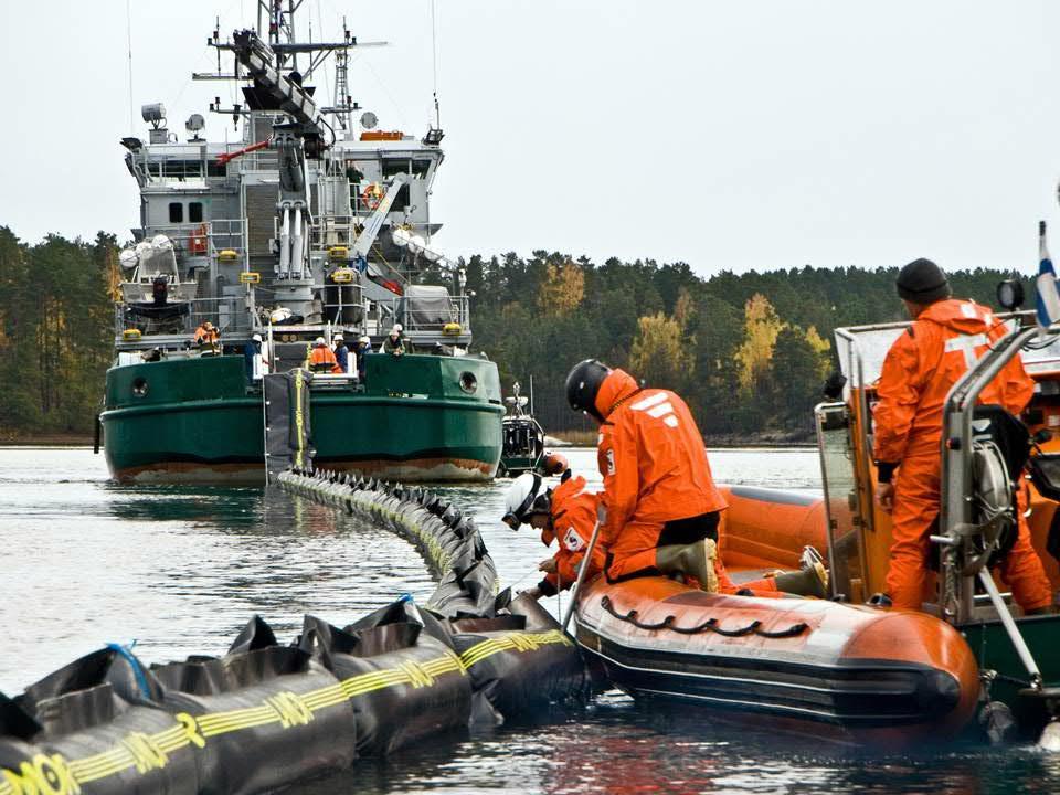 Turvavyöhykkeet KUUMA turvallisuusriski on suurempi tiukempia henkilökohtaisia suojavarusteita koskevia vaatimuksia toimintaan kuuluu päästölähteen valvonta,