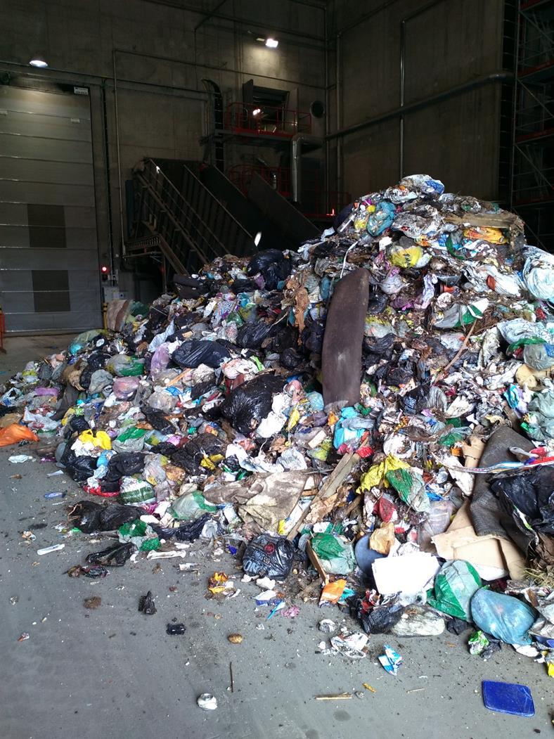 25 (30) - Tartuntavaarallinen jäte, sairaalajäte - Vaaralliset jätteet - Verkot Haastattelussa laitoksen jätteenkäsittelyoperaattorit kuvasivat hyvän polttokelpoisen jätteen laatua seuraavasti: niin
