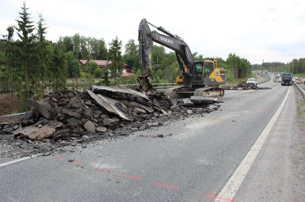 Kaiteiden purkamisen jälkeen siirryttiin raivaamaan luiskia pintamaista. Pintamaat raivattiin niin suurelta alueelta, etteivät ne sekoittuneet seuraavaksi kaivettavien tien rakennekerroksien kanssa.