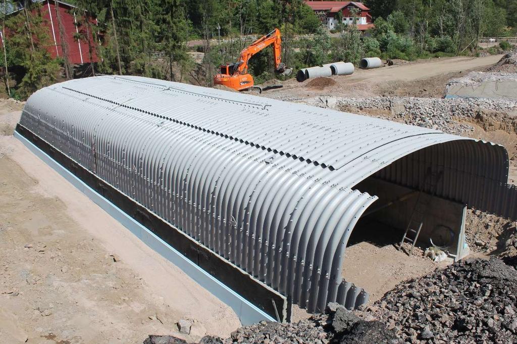 Kuva 12. Ensimmäisen vaiheen teräskaaret betonianturoiden päällä Teräskaarien kiinnitys betonianturoihin tapahtui valamalla juotosbetonilla teräskaarien asennusura täyteen.