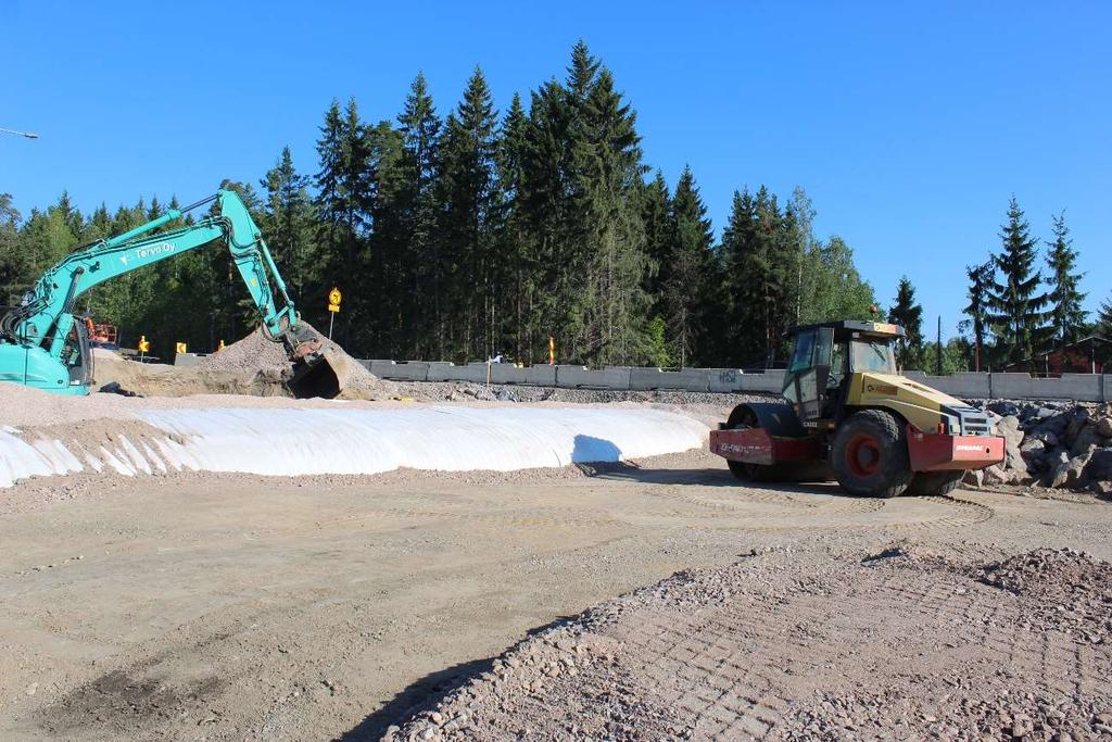 Kuva 14. Täytön tiivistys Sillan kohdalla tien jakavakerros rakennettiin 0 90 mm kalliomurskeesta, joka oli murskattu työmaalla.