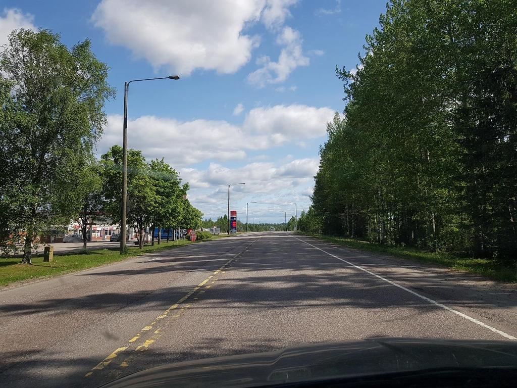 MÄKIÄNKILÄNTIEN JA ÄNKILÄNSALONTIEN LIITTYMÄ Mäkiänkiläntien liittymässä on nykyisin pääsuunnan oikealle kääntymiskaistat ja väistötila huoltoaseman liittymässä. Sivusuunnassa on saareke ja suojatie.