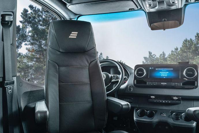 Optimaalista verkon käyttöä ja nopeaa, intuitiivista ohjausta varten saatavissa on 7 tai 10,25 tuuman Mercedes MBUX -multimediajärjestelmä (lisäksi navigoinnin ja