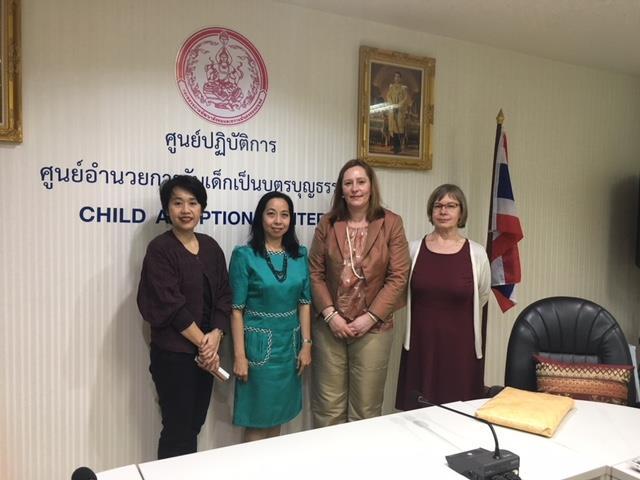 Vierailun aikana tavattiin Pelastakaa Lasten valtiollisen adoptioyhteistyötahon DCY:n Child Adoption Centerin edustajia, yksityisen yhteistyötahon Thai Red Cross Childrfen s Home edustajia, Rangsitin