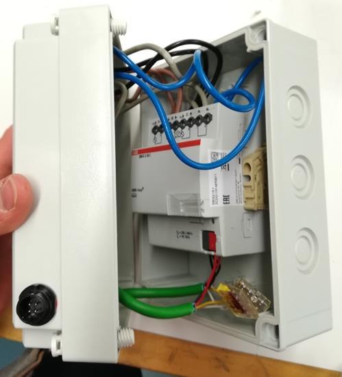 50 muassa Modbus-standardi hyödyntää fyysisenä kerroksena RS485-protokollaa, joten KNX/Modbus yhdysväylällä olisi tällöin saatu invertterin tiedot väylään.
