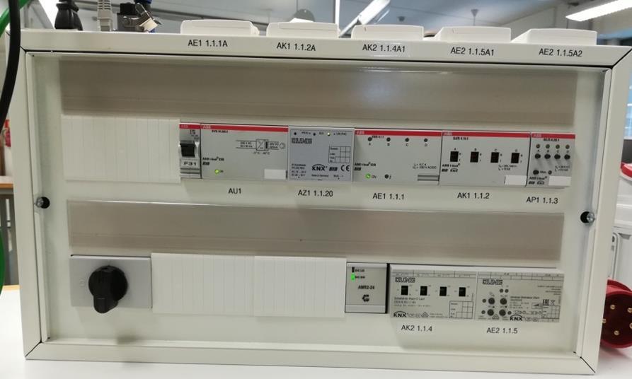 51 Kuva 37. KNX-demokeskus Energiamittausmoduuli, Busch-priOn ja KNX-demokeskus liitettiin yhteen TP1-kaapelilla. Verkkojännitekytkennät tehtiin banaaniliitinjohtimilla.